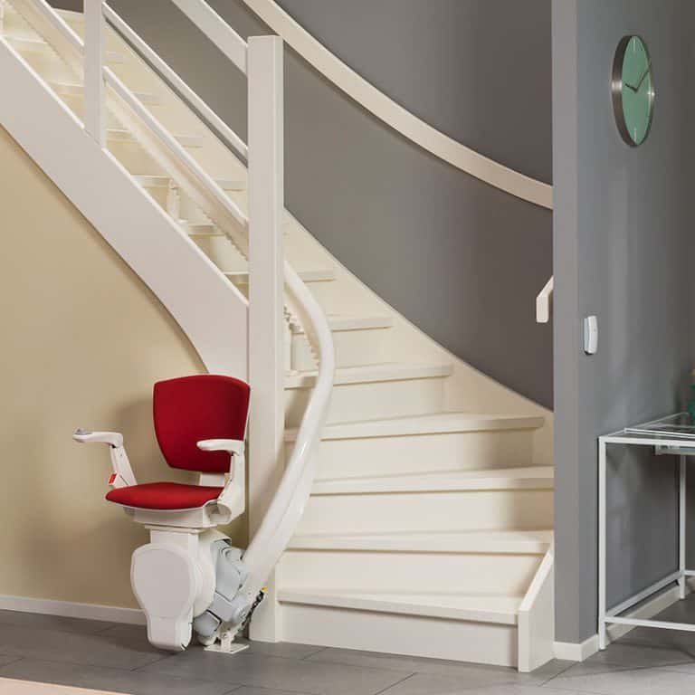 Silla salvaescaleras instalada en una escalera curva